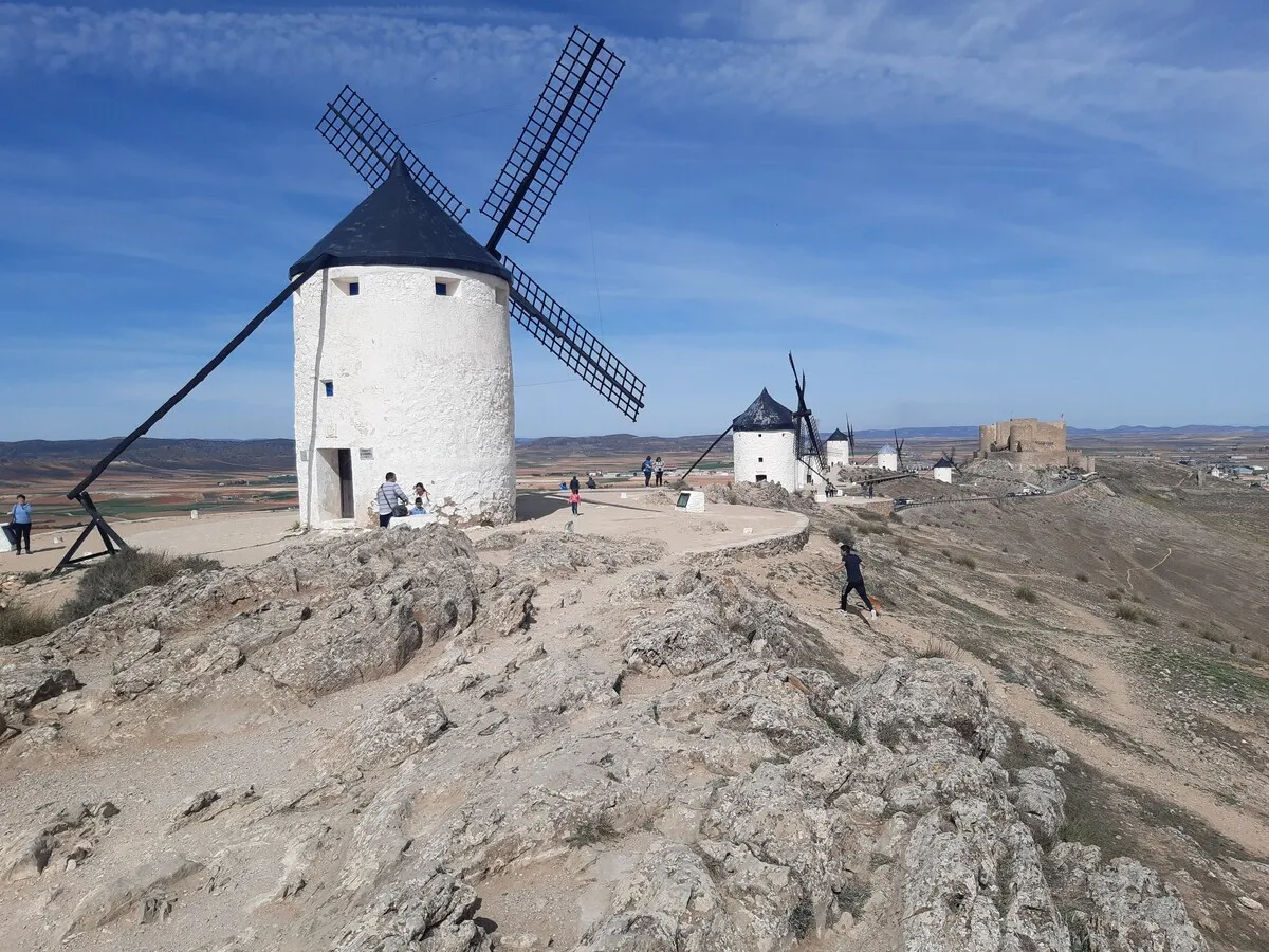 Molinos de viento en un cerro